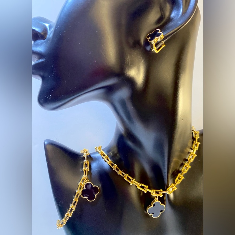 Quatrefoil Pendant on Chain Link Necklace 3-Piece set w/ Earrings and Bracelet